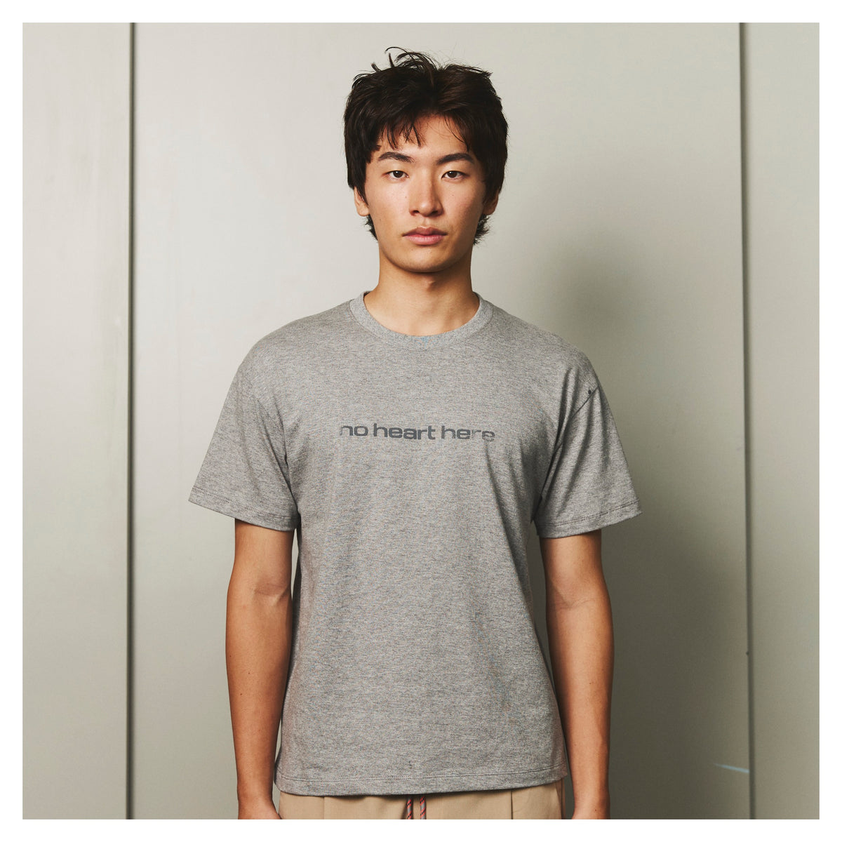 NO HEART HERE SCRIPT TEE (2025)